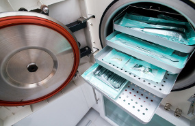 Gli strumenti ,prima di essere caricati nell'autoclave, sono confezionati accuratamente e per mantenere i ferri chirurgici sterili nel tempo fino al prossimo utilizzo.